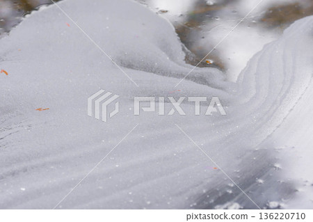 水面上漂浮氣泡的形成 水面上漂浮氣泡的形成 136220710