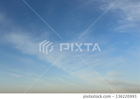 清晨，晴空萬裡，白雲輕盈 136220993