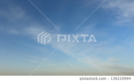 清晨，晴空萬裡，白雲輕盈 136220994