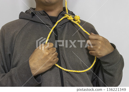 男子手持一條環狀繩索（無面孔，日本人，30多歲） 136221349