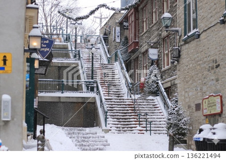 Head folding stairs 136221494