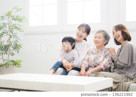 一張幸福的紀念照,照片中四代同堂的祖母、母親和孩子(曾孫)在美麗的逆光房間裡微笑擁抱。 一張幸福的紀念照,照片中四代同堂的祖母、母親和孩子(曾孫)在美麗的逆光房間裡微笑擁抱。 136221902