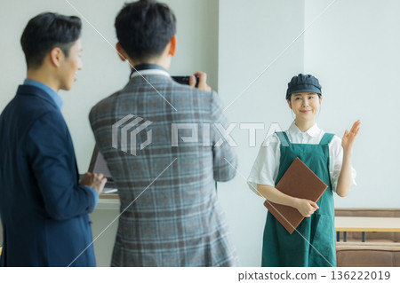一個用攝影機拍攝餐廳員工的拍攝現場 一個用攝影機拍攝餐廳員工的拍攝現場 136222019