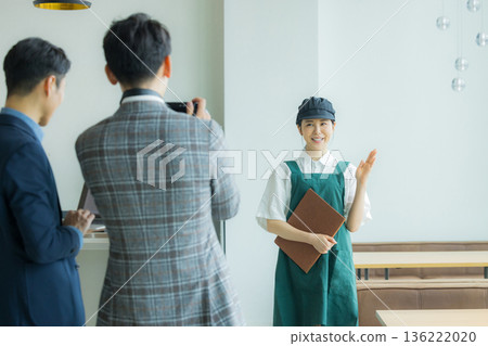 一個用攝影機拍攝餐廳員工的拍攝現場 136222020