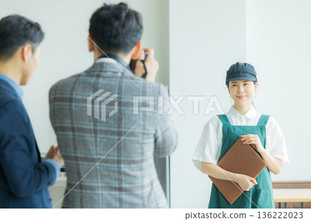 一個用攝影機拍攝餐廳員工的拍攝現場 一個用攝影機拍攝餐廳員工的拍攝現場 136222023