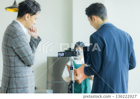 一個用攝影機拍攝餐廳員工的拍攝現場 一個用攝影機拍攝餐廳員工的拍攝現場 136222027