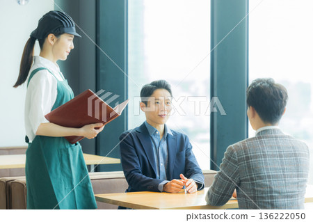 咖啡館員工正在點單 136222050