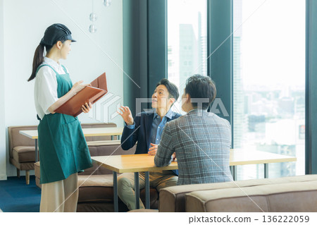 咖啡館員工正在點單 136222059