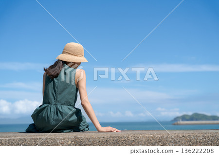 坐在防波堤的婦女 136222208