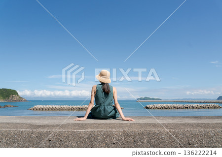 坐在防波堤的婦女 136222214