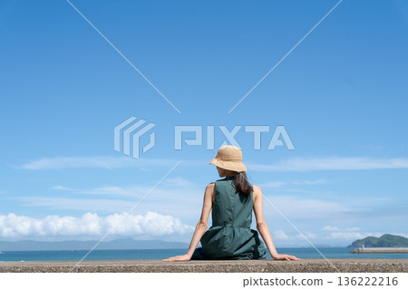 坐在防波堤的婦女 136222216