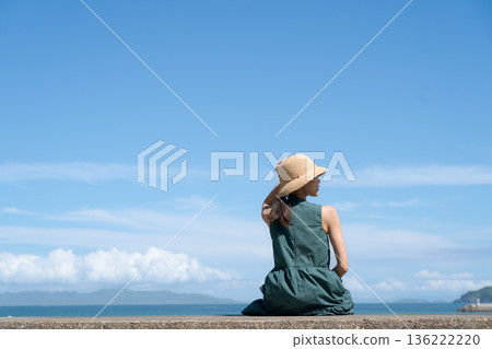 坐在防波堤的婦女 136222220