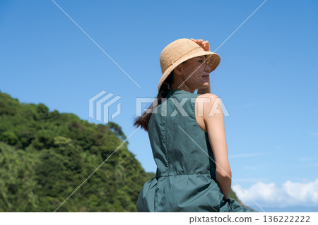 坐在防波堤的婦女 136222222