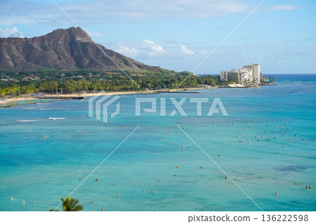 夏威夷威基基海灘和鑽石山，擁有壯麗的度假勝地景觀，碧海藍天盡收眼底。 136222598