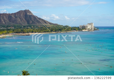 夏威夷威基基海灘和鑽石山，擁有壯麗的度假勝地景觀，碧海藍天盡收眼底。 136222599