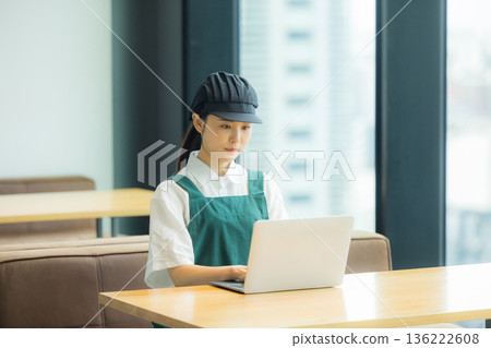 在咖啡館工作的年輕女職員 136222608