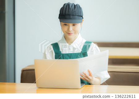 Young female clerk working in a cafe Young female clerk working in a cafe 136222611