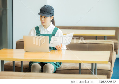 在咖啡館工作的年輕女職員 在咖啡館工作的年輕女職員 136222612