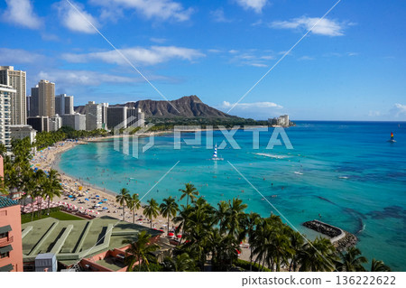 夏威夷威基基海灘和鑽石山，擁有壯麗的度假勝地景觀，碧海藍天盡收眼底。 136222622