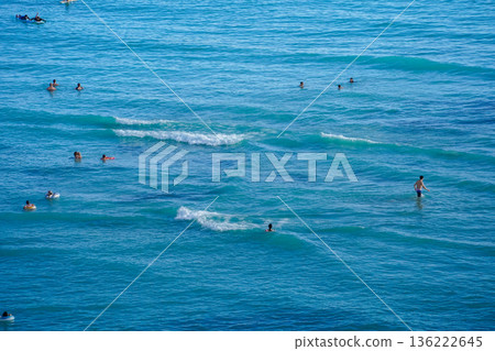 夏威夷威基基海灘和鑽石山，擁有壯麗的度假勝地景觀，碧海藍天盡收眼底。 136222645