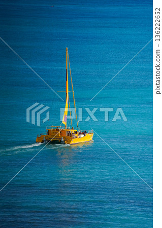 夏威夷威基基海灘和鑽石山,擁有壯麗的度假勝地景觀,碧海藍天盡收眼底。 夏威夷威基基海灘和鑽石山,擁有壯麗的度假勝地景觀,碧海藍天盡收眼底。 136222652