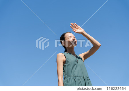 藍天下，一位女子光彩照人 136222664