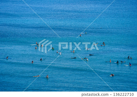夏威夷威基基海灘和鑽石山,擁有壯麗的度假勝地景觀,碧海藍天盡收眼底。 夏威夷威基基海灘和鑽石山,擁有壯麗的度假勝地景觀,碧海藍天盡收眼底。 136222710