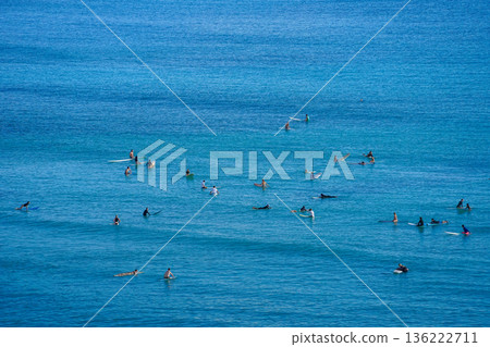 夏威夷威基基海灘和鑽石山，擁有壯麗的度假勝地景觀，碧海藍天盡收眼底。 136222711