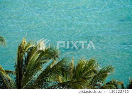 夏威夷威基基海灘和鑽石山，擁有壯麗的度假勝地景觀，碧海藍天盡收眼底。 136222715