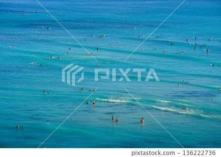 夏威夷威基基海灘和鑽石山,擁有壯麗的度假勝地景觀,碧海藍天盡收眼底。 夏威夷威基基海灘和鑽石山,擁有壯麗的度假勝地景觀,碧海藍天盡收眼底。 136222736