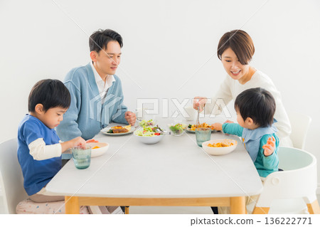 一家人在餐桌旁吃飯 136222771