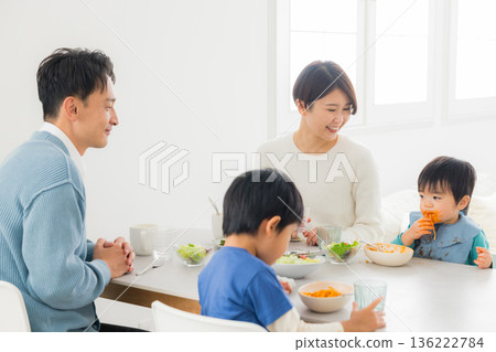 一家人在餐桌旁吃飯 一家人在餐桌旁吃飯 136222784