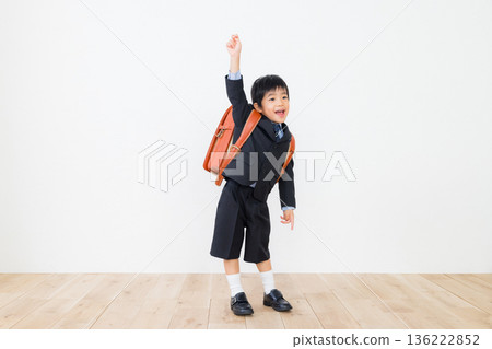 一個穿著西裝、背著書包的男孩 136222852