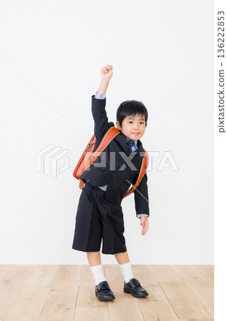 一個穿著西裝、背著書包的男孩 136222853