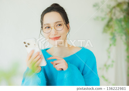 A woman watching a smartphone 136222981