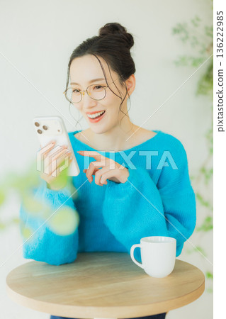 觀看智能手機的婦女 136222985