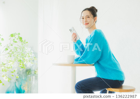 觀看智能手機的婦女 136222987