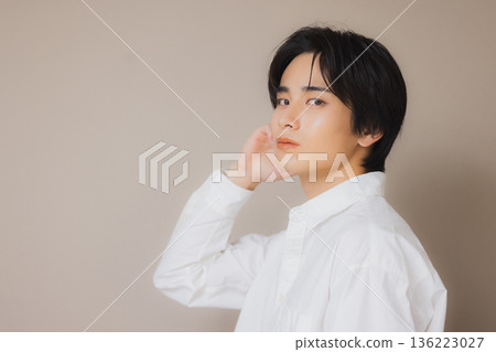 A man thinking 136223027