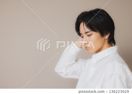 A man thinking 136223029