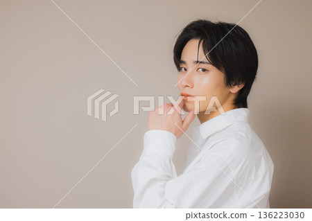 A man thinking 136223030