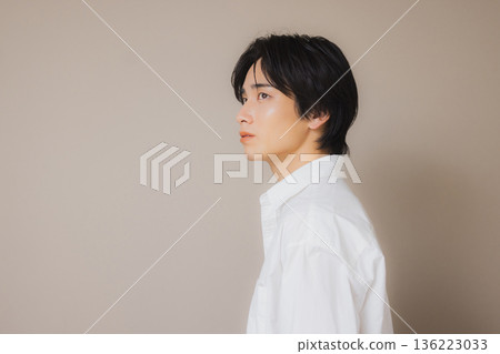 A man thinking 136223033