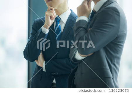 商務人士站著說話 商務人士站著說話 136223073