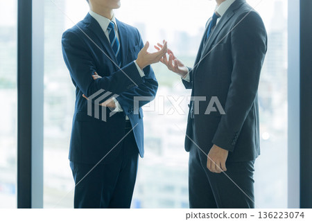 商務人士站著說話 136223074