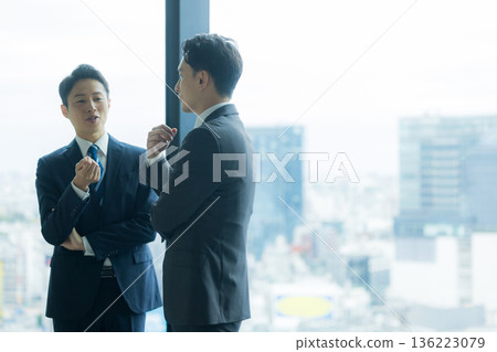 商務人士站著說話 136223079