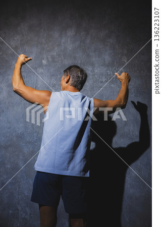 一個男人在伸展身體 136223107