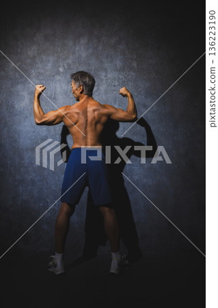 一個男人在伸展身體 一個男人在伸展身體 136223190