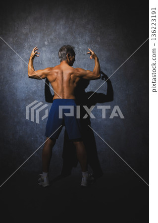 一個男人在伸展身體 一個男人在伸展身體 136223191