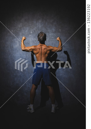 一個男人在伸展身體 136223192