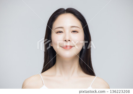 美女模特年輕女子 136223208