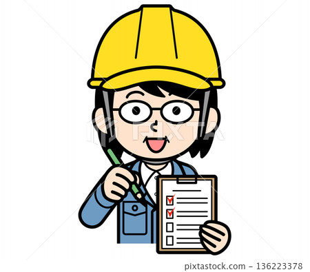 一位戴著安全帽的中年婦女在建築工地填寫檢查清單。 136223378